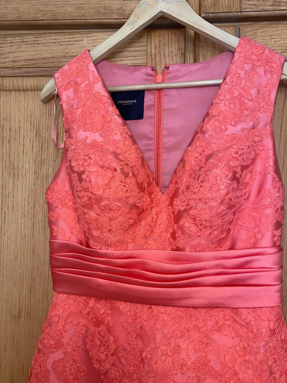 robe longue de cérémonie de mariage avec manteau couleur corail de la marque Pronovias – photo 7